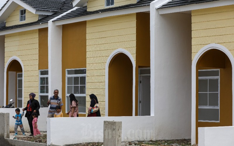 Warga beraktivitas disekitar proyek pembangunan rumah subsidi di Bogor, Jawa Barat, Minggu (5/2/2023).PT Bank Tabungan Negara (Persero) Tbk. (BBTN) targetkan 182.250 unit KPR FLPP dan Tapera, seiring dengan rasio jumlah kebutuhan rumah (backlog) masih tinggi mencapai 12,75 unit. Bisnis/Abdurachman