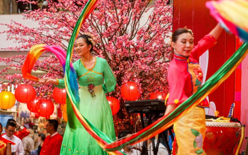 Penari menampilkan Chinese Traditional Dance saat acara Happy Cap Go Meh di Jakarta, Minggu (5/2/2023). Dalam menyambut momen Cap Go Meh, Mal Ciputra Jakarta menyelenggarakan acara Happy Cap Go Meh dengan menghadirikan beragam hiburan seperti Barongsai, Chinese Traditional Dance dan Chinese Music performance. Bisnis/Abdurachman