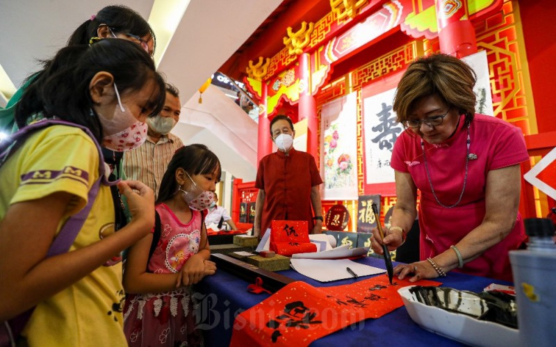 Seniman menulis kaligrafi china saat acara Happy Cap Go Meh di Jakarta, Minggu (5/2). Dalam menyambut momen Cap Go Meh, Mal Ciputra Jakarta menyelenggarakan acara Happy Cap Go Meh dengan menghadirikan beragam hiburan seperti Barongsai, Chinese Traditional Dance dan Chinese Music performance.  Bisnis/Abdurachman