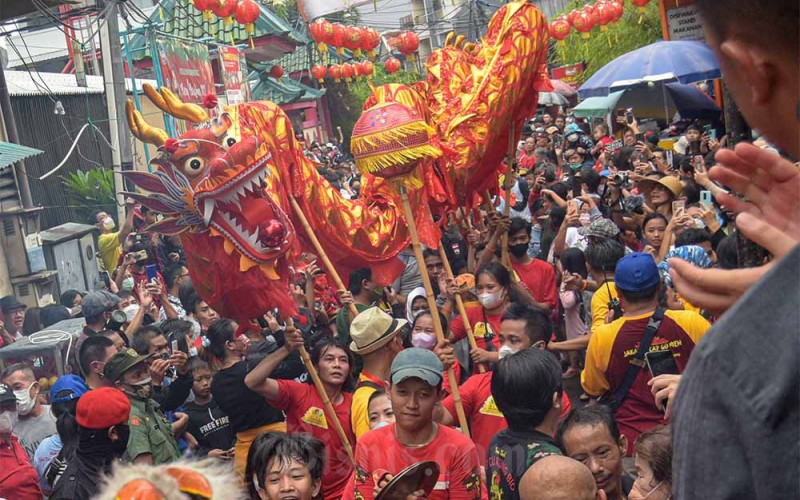 Sejumlah warga keturunan Tionghoa antusias mengikuti kirab perayaan Cap Go Meh di kawasan Petak Sembilan, Jakarta, Minggu (5/2/2023). Perayaan Cap Go Meh adalah akhir dari perayaan tahun baru Imlek. ANTARA FOTO/Paramayuda