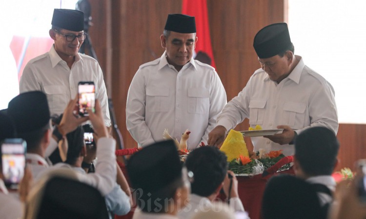 Prabowo Subianto Serahkan Santunan Kepada Anak Yatim Saat HUT Ke-15 Partai Gerindra