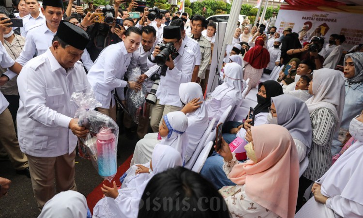 Prabowo Subianto Serahkan Santunan Kepada Anak Yatim Saat HUT Ke-15 Partai Gerindra