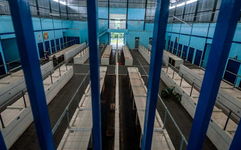 Suasana kondisi pasar yang sepi di Pasar Cipanas Baru, Lebak, Banten, Senin (6/1/2023). Pasar yang baru dioperasikan oleh pemerintah daerah Kabupaten Lebak tersebut kondisinya sepi pedagang karena kurangnya minat pembeli dan lebih memilih lapak pedagang pasar liar yang berada pinggir jalan. ANTARA FOTO/Muhammad Bagus Khoirunas