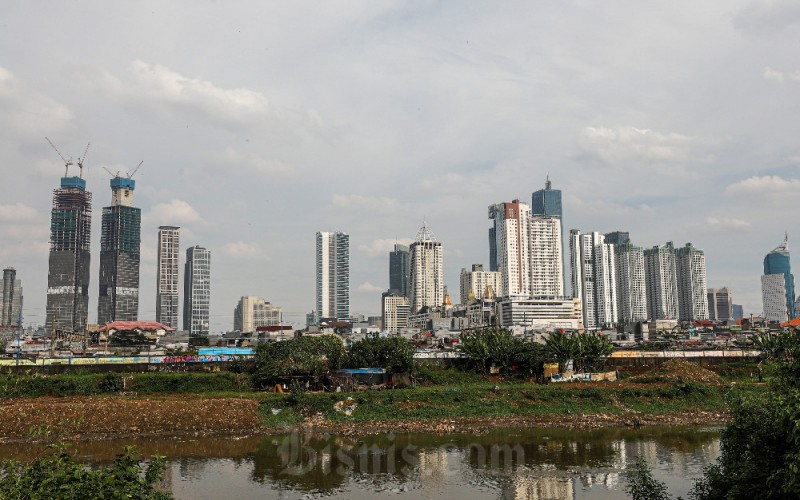 Jajaran gedung bertingkat di Jakarta, Senin (6/2/2023). Badan Pusat Statistik (BPS) melaporkanÂ pertumbuhan ekonomi IndonesiaÂ mencapai 5,31 persen sepanjang 2022. Capaian itu merupakan yang tertinggi sejak 2013. Bisnis/Abdurachman