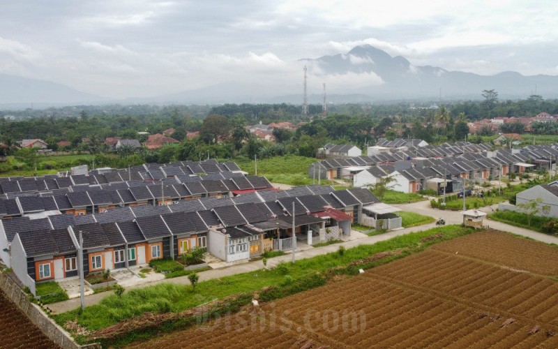 Foto aerial salah satu perumahan subsidi di Ciampea, Bogor, Jawa Barat, Senin (6/1/2023). Badan Pengelola Tabungan Perumahan Rakyat (BP Tapera) menargetkan akan menyalurkan dana FLPP tahun 2023 sebanyak 220.000 unit rumah atau senilai Rp25,18 triliun sedangkan untuk Pembiayaan Tapera sebanyak 10.000 unit senilai Rp1,05 triliun. Bisnis/Himawan L Nugraha
