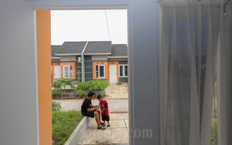 Warga beraktivitas di salah satu perumahan subsidi di Ciampea, Bogor, Jawa Barat, Senin (6/1/2023). Badan Pengelola Tabungan Perumahan Rakyat (BP Tapera) menargetkan akan menyalurkan dana FLPP tahun 2023 sebanyak 220.000 unit rumah atau senilai Rp25,18 triliun sedangkan untuk Pembiayaan Tapera sebanyak 10.000 unit senilai Rp1,05 triliun. Bisnis/Himawan L Nugraha