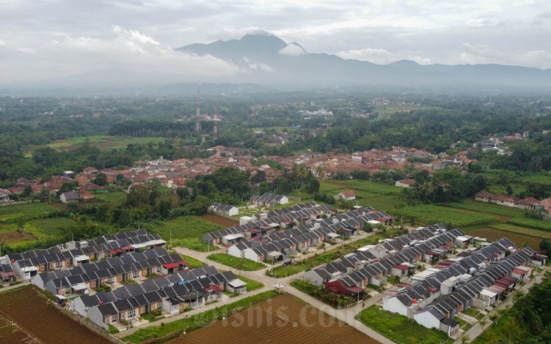 Foto aerial salah satu perumahan subsidi di Ciampea, Bogor, Jawa Barat, Senin (6/1/2023). Badan Pengelola Tabungan Perumahan Rakyat (BP Tapera) menargetkan akan menyalurkan dana FLPP tahun 2023 sebanyak 220.000 unit rumah atau senilai Rp25,18 triliun sedangkan untuk Pembiayaan Tapera sebanyak 10.000 unit senilai Rp1,05 triliun. Bisnis/Himawan L Nugraha