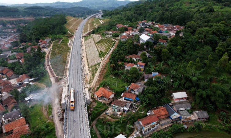 Kereta Cepat Jakarta-Bandung (KCJB) Akan Beroperasi Secara Komersil Pada Juli 2023
