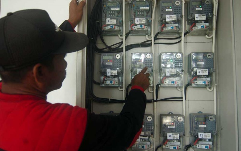 Petugas memeriksa meteran listrik prabayar di Rumah Susun Sewa (Rusunawa) Tegal, Jawa Tengah, Selasa (7/2/2023). Kementerian Energi dan Sumber Daya Mineral (ESDM) menyatakan rencana menaikkan tarif listrik nonsubsidi pada 1 April 2023 mendatang sehingga saat ini mulai mengkaji dan memilah profil konsumen atau pelanggan listrik untuk menentukan kebijakan tarif listrik nonsubsidi. ANTARA FOTO/Oky Lukmansyah
