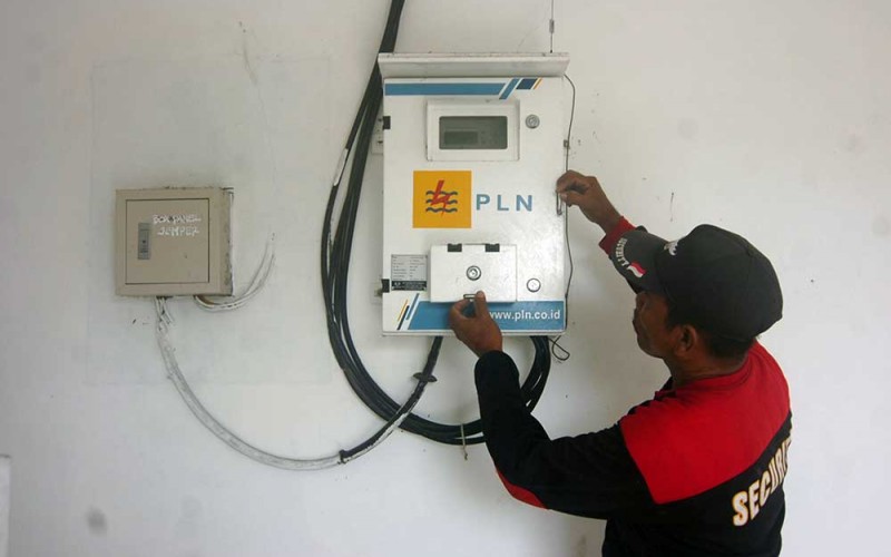 Petugas memeriksa meteran listrik prabayar di Rumah Susun Sewa (Rusunawa) Tegal, Jawa Tengah, Selasa (7/2/2023). Kementerian Energi dan Sumber Daya Mineral (ESDM) menyatakan rencana menaikkan tarif listrik nonsubsidi pada 1 April 2023 mendatang sehingga saat ini mulai mengkaji dan memilah profil konsumen atau pelanggan listrik untuk menentukan kebijakan tarif listrik nonsubsidi. ANTARA FOTO/Oky Lukmansyah