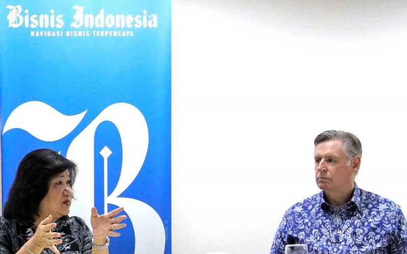 Duta Besar Selandia Baru Kevin Burnett (kanan) berbincang dengan Presiden Direktur PT Jurnalindo Aksara Grafika (JAG) Lulu Terianto saat media visit Kedutaan Besar Selandia Baru ke redaksi Bisnis Indonesia di Jakarta, Selasa (7/2/2023). Bisnis/Fanny Kusumawardhani