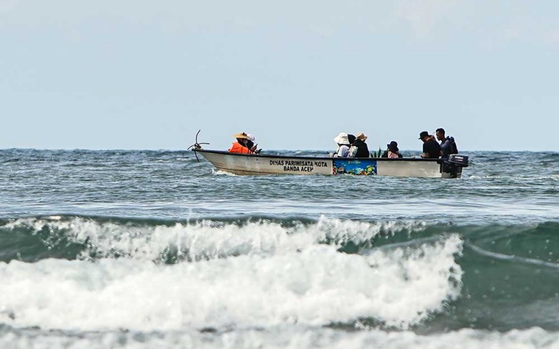 Sebuah perahu melintas di kawasan laut Pantai Ulee Lheu, Banda Aceh, Aceh, Selasa (7/2/2023). Badan Meteorologi Klimatologi, dan Geofisika (BMKG) mengeluarkan peringatan dini terkait potensi terjadinya gelombang tinggi hingga 6 meter dengan kecepatan angin berkisar 5-30 knot yang berpotensi terjadi di sejumlah perairan Indonesia. ANTARA FOTO/Khalis Surry