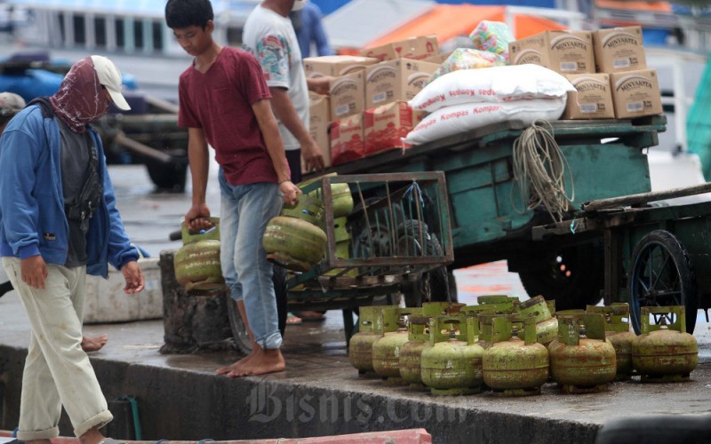 Pekerja memindahkan tabung 3 kilogram keatas kapal untuk didistribusikan di kepulauan sekitar Makassar, di Pelabuhan Paotere, Makassar, Sulawesi Selatan, Rabu (8/2/2023). PT Pertamina Patra Niaga menegaskan uji coba pembelian LPG 3 kilogram lewat pencocokan nomor induk kependudukan (NIK) KTP bakal tetap berlanjut pada tahun ini. Malahan, program itu bakal diperluas mencakup keseluruhan Pulau Jawa, Bali, dan Nusa Tenggara Barat pada implementasi tahap kedua. Bisnis/Paulus Tandi Bone