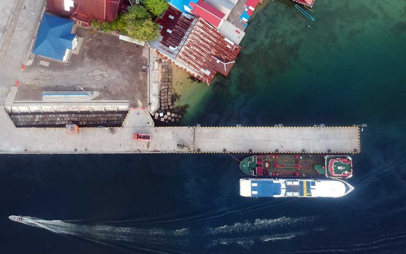 Foto udara kapal Sabuk Nusantara merapat di Pelabuhan Tuapejat, Sipora, Kabupaten Kepulauan Mentawai, Sumatra Barat, Rabu (8/2/2023) Pemerintah pusat mengembangkan Pelabuhan Tuapejat dengan menambah panjang dermaga 50 meter, pembuatan landmark dan pembangunan kantor serta fasilitas pendukung lainnya dengan biaya mencapai Rp27 miliar. ANTARA FOTO/Iggoy el Fitra