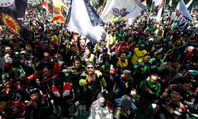 Tolak Penerapan ERP, Ratusan Driver Ojek Online Geruduk Balaikota DKI Jakarta