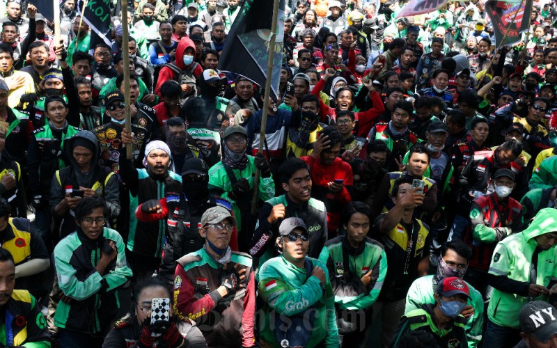 Ratusan pengemudi ojek online (ojol) menggelar aksi unjuk rasa di depan Gedung Balaikota, Jakarta, Rabu (8/2/2023). Demonstrasi yang dilakukan pengemudi ojol tersebut menolak aturan Pemerintah Provinsi (Pemprov) DKI Jakarta terkait jalan berbayar atau electronic road pricing (ERP). Bisnis/Suselo Jati