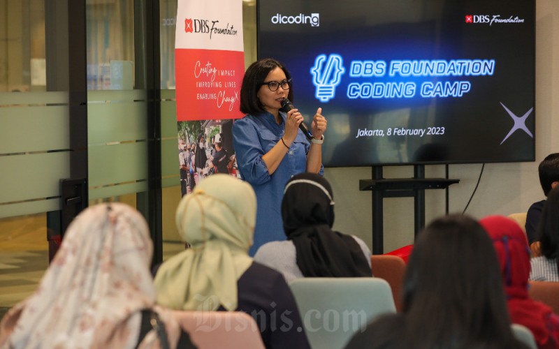Head of Group Strategic Marketing & Communications PT Bank DBS Indonesia Mona Monika memberikan pemaparan di sela-sela peluncuran DBS Foundation Coding Camp 2023 di Jakarta, Rabu (8/2/2023). Bisnis/Himawan L Nugraha
