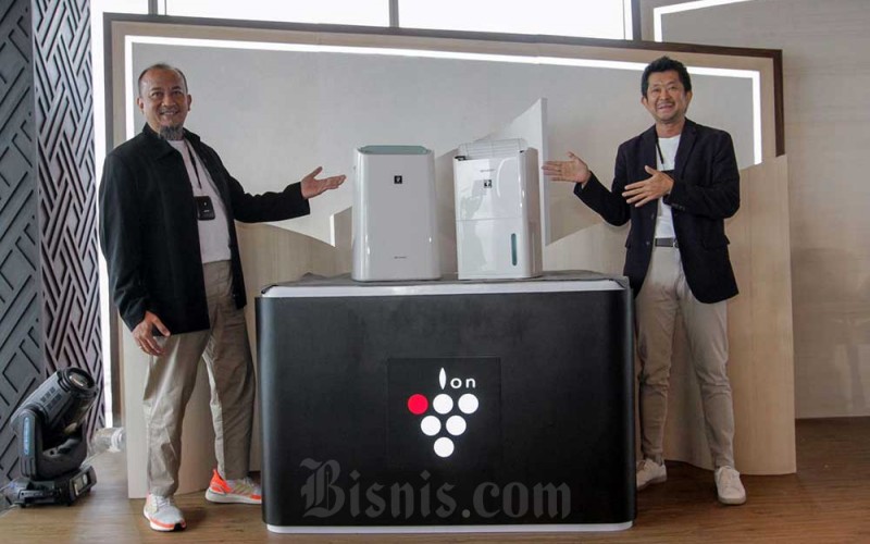 Presiden Direktur PT Sharp Electronics Indonesia Shinji Teraoka (kanan) dan Senior General Manager Penjualan Nasional Andry Adi Utomo saat peluncuran Sharp Dehumidifier  di Jakarta, Rabu (8/2/2023). Bisnis/Fanny Kusumawardhani