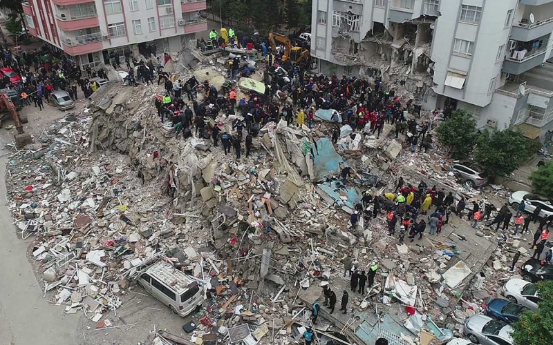 Petugas penyelamat mencari korban selamat di bawah reruntuhan setelah gempa bumi di Diyarbakir, Turki, Senin (6/2/2023). REUTERS/Sertac Kayar
