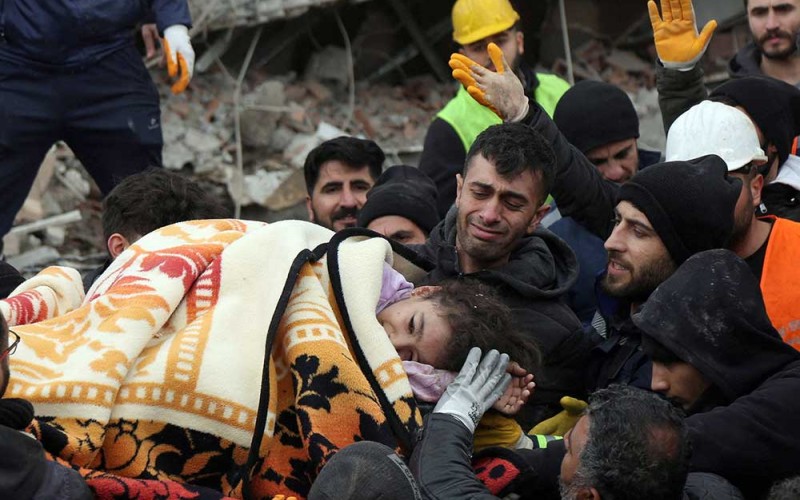 Tim penyelamat membawa seorang gadis dari bangunan yang runtuh setelah gempa bumi di Diyarbakir, Turki, Senin (6/2/2023). REUTERS/Sertac Kayar