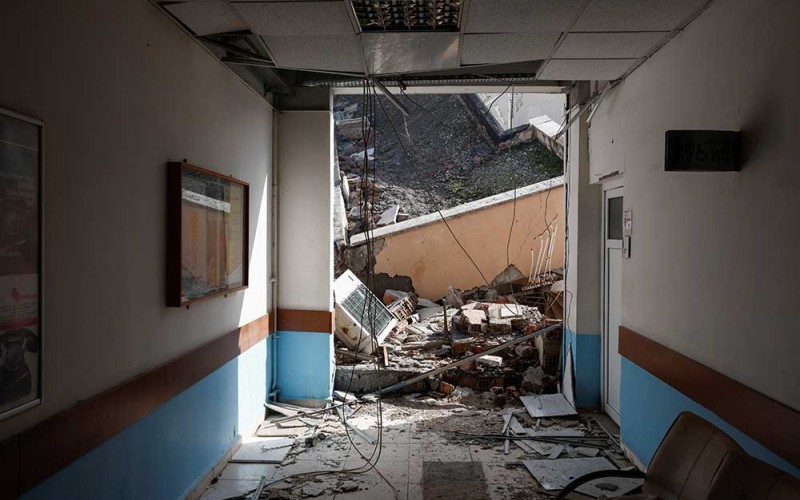 Pemandangan unit perawatan intensif rumah sakit negara Iskenderun yang runtuh setelah gempa bumi di Iskenderun, distrik Hatay, Turki, Selasa (7/2/2023). REUTERS/Benoit Tessier
