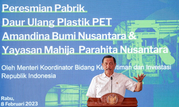 Luhut Binsar Pandjaitan Resmikan Fasilitas Daur Ulang Botol Plastik di Bekasi