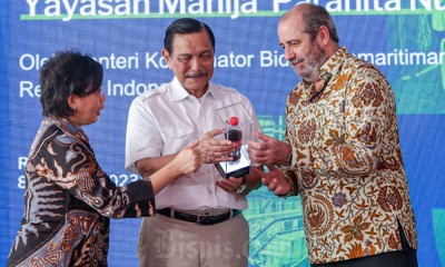 Luhut Binsar Pandjaitan Resmikan Fasilitas Daur Ulang Botol Plastik di Bekasi