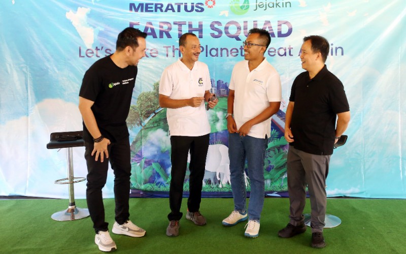 CEO & Founder JejakIn Arfan Arlanda (dari kiri) berbincang dengan Direktur Utama Meratus Slamet Raharjo, Direktur Operasional PT IPC TPK Ahmad Mimbar dan Chief Commercial Officer Meratus Alex Hadinoto saat acara peluncuran layanan Meratus Earth Squad di Taman Wisata Alam Mangrove, Jakarta, Kamis (9/2/2023). Layanan ini akan mengajak seluruh pihak yang bekerja sama dengan Meratus untuk lebih peduli pada lingkungan dengan mengkonversi total emisi karbon yang dikeluarkan menjadi bibit mangrove yang akan ditanamkan di seluruh penjuru Indonesia. Bisnis/Abdullah Azzam