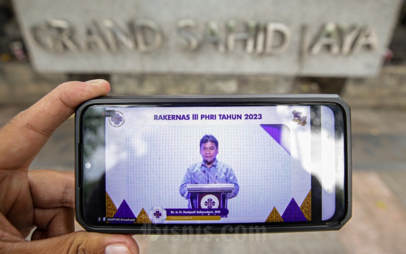 Layar menampilkan Ketua Umum Perhimpunan Hotel dan Restoran Indonesia (PHRI) Hariyadi Sukamdani memberikan paparan saat Rapat Kerja Nasional (Rakernas)  III PHRI tahun 2023 yang diselenggarakan secara hybrid di Jakarta, Kamis (9/1/2023). Bisnis/Abdurachman