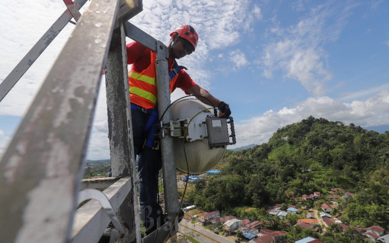 Teknisi melakukan pemeliharaan perangkat BTS XL Axiata di Kecamatan Entikong, Kabupaten Sanggau, Kalimantan Barat, Kamis (9/2/2023). Dalam setahun terakhir, jumlah BTS XL Axiata bertambah sebanyak lebih dari 1.100 BTS 4G di seluruh wilayah Kalimantan, angka tersebut meningkat sebesar 42% YoY. Selain itu, infrastruktur jaringan XL Axiata di seluruh Kalimantan diperkuat oleh kabel fiber optic yang jalurnya telah membentang sepanjang lebih dari 9.300 kilometer. Bisnis/Eusebio Chrysnamurti