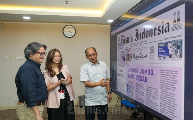 Head of Data & Research Bisnis Indonesia Aprilian Hermawan (kanan), berbincang dengan GM Corcomm PT Merdeka Copper Gold Tbk. Tom Malik (kiri) dan Manager Corcomm Merdeka Copper Gold Dinia Widodo disela media visit Merdeka Copper Gold ke redaksi Bisnis Indonesia di Jakarta, Kamis (9/2/2023). Emiten tambang milik Grup Saratoga tersebut menyampaikan progres terkini sejumlah proyeknya, upaya pergeseran untuk zero emission dan penggunaan energi hijau, termasuk rencana IPO Merdeka Battery Materials (MBM). Bisnis/Suselo Jati