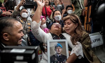 Ekspresi Keluarga Brigadir J Saat Fredi Sambo Divonis Hukuman Mati Oleh Pengadilan