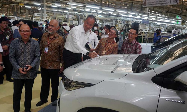 Menperin Agus Kartasasmita Lepas Ekspor Perdana Kijang Innova Zenix Produksi Toyota Indonesia