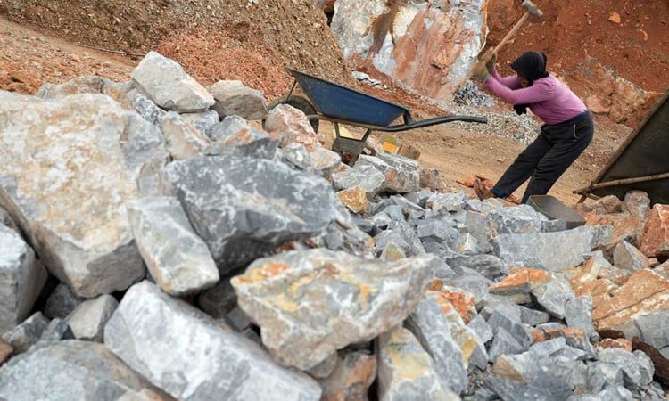 Melihat Lebih Dekat Para Pemecah Batu Gunung di Konawe Selatan