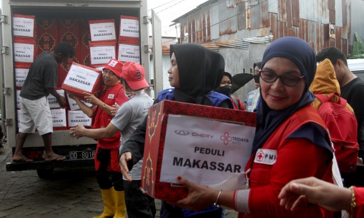 Penyerahan Bantuan Paket Sembako Kepada Warga Yang Terdampak Banjir di Makassar