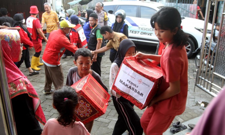 Penyerahan Bantuan Paket Sembako Kepada Warga Yang Terdampak Banjir di Makassar