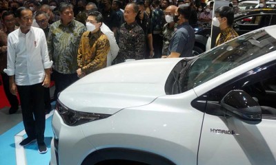 Presiden Joko Widodo Kunjungi Booth Toyota di IIMS 2023