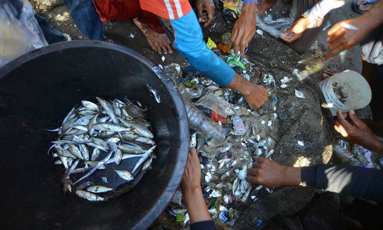 Nelayan di Sumbar Mengeluhkan Banyaknya Sampah Plastik di Area Penangkapan Ikan