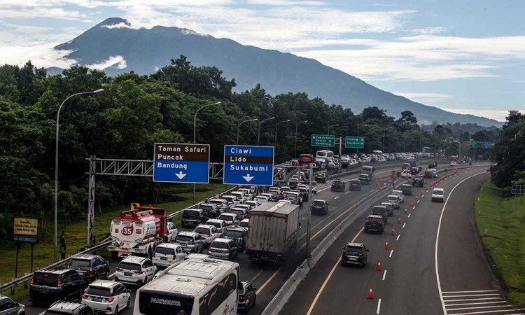Kemacetan Jalur Wisata Puncak Saat Libur Isra Miraj Nabi Muhammad SAW