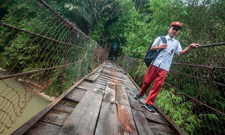 Siswa di Lebak Nekat Lewati Jembatan Gantung Yang Rusak Saat Berangkat Sekolah