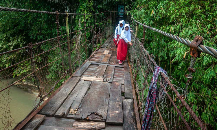 Siswa di Lebak Nekat Lewati Jembatan Gantung Yang Rusak Saat Berangkat Sekolah