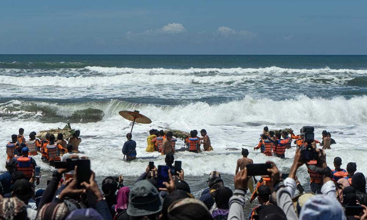 Abdi Dalem Keraton Yogyakarta Ikuti Ritual Labuhan di Pantai Parangkusumo