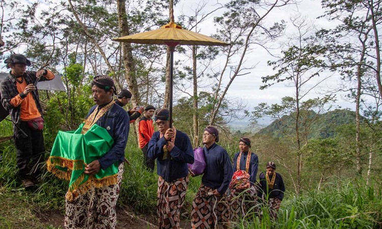 Abdi dalem Keraton Yogyakarta Ikuti Ritual Labuhan Merapi