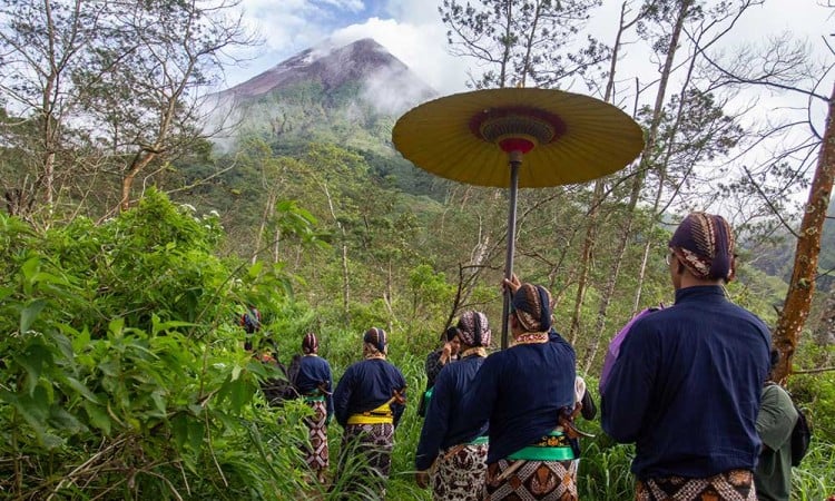 Abdi dalem Keraton Yogyakarta Ikuti Ritual Labuhan Merapi