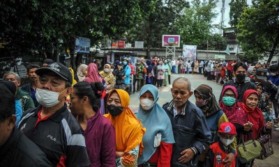 Antrean Warga Berebut Beras Saat Operasi Pasar di Bandung