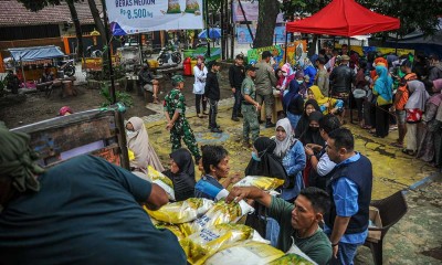 Antrean Warga Berebut Beras Saat Operasi Pasar di Bandung