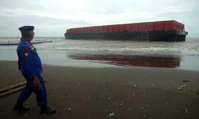 Kapal Tongkang Pengangkut Batubara Terdampar di Pantai Utara