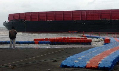 Kapal Tongkang Pengangkut Batubara Terdampar di Pantai Utara