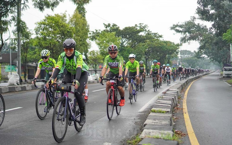 Peserta gowesÂ Group Ride ke-3 GFNY Bali-IFG Life 2023, melintas wilayah di sisi luar Kota Yogyakarta, Minggu (26/2/2023). Agenda gowes Yogyakarta ini dikuti lebih dari 150 peserta yang telah mendapatkan proteksi asuransi jiwa dan kesehatan dari LiveSAVER  IFG Life yang menjadi mitra utama GFNY Bali 2023. Kegiatan gowes ini bertujuan mendorong pariwisata Indonesia sekaligus untuk mempertahankan dua medali emas di ajang GFNY Athletes Choice Award yang diselenggarakan GFNY World, yaitu, pada kategori Best Race Destination dan Best Finish Village. Gowes di Yogyakarta ini menempuh jarak 51 kilometer dengan melintasi Jalur Lintas Timur, Parkir Imogiri, Makam Seniman, Wukirsari, Kaligatuk, Berbah, Kalasan dan kembali ke titik awal. Bisnis