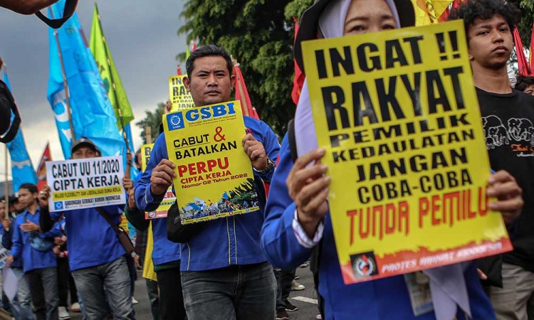 Buruh Gelar Aksi di Depan DPR Meminta Pemerintah Mencabut Perppu Cipta Kerja